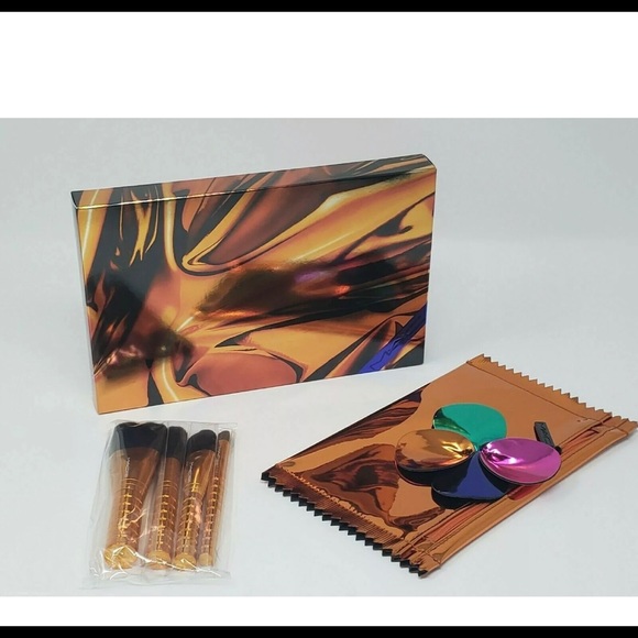 MAC SHINY PRETTY THINGS BRUSH PARTY: FACE FOCUS - Picture 3 of 5